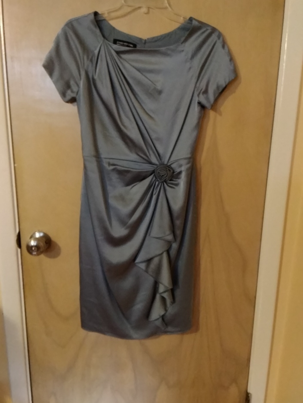 Elegant Slate Gray Short-Sleeve Sheath Dress with Rosette Detail